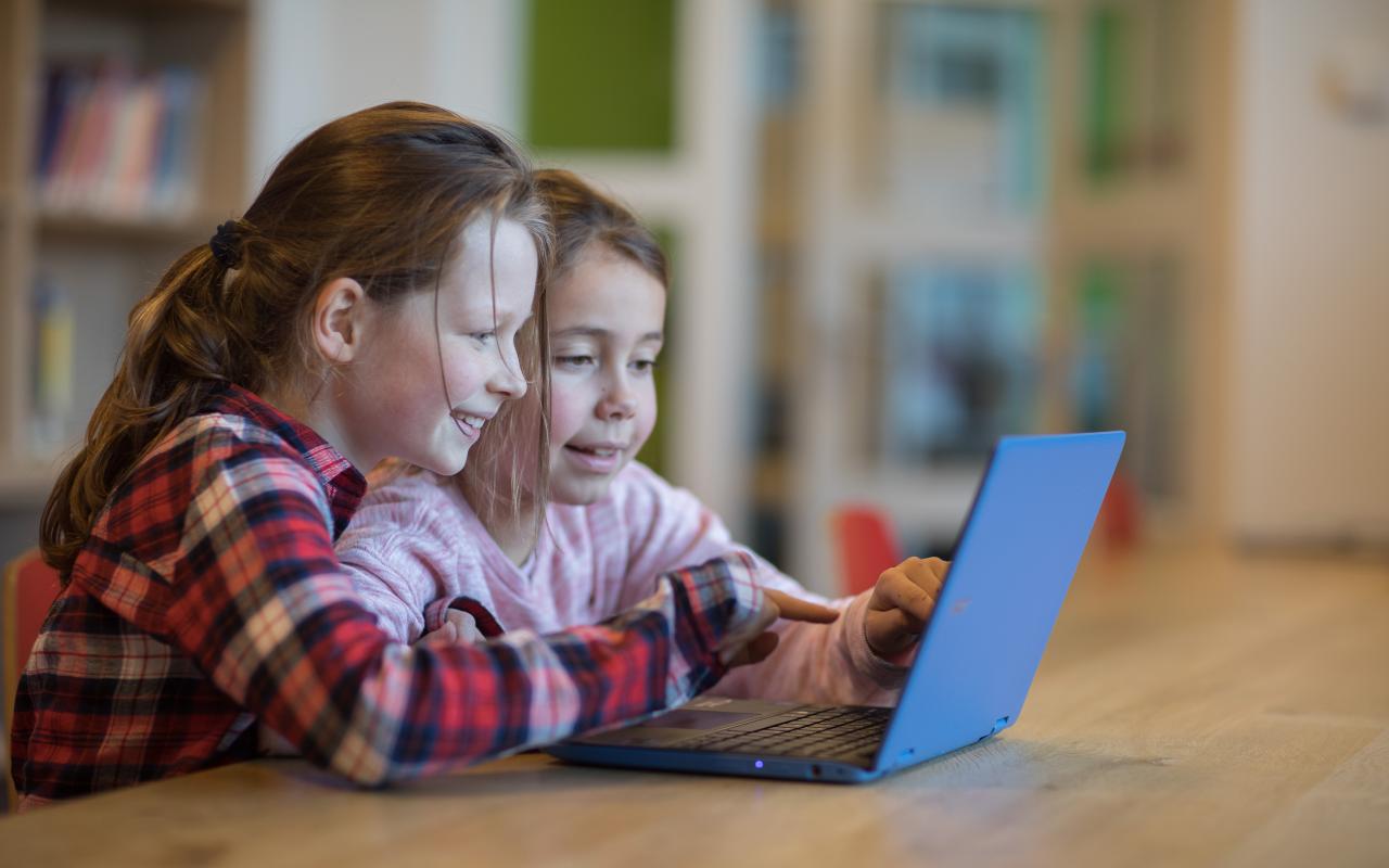 Kinderen achter laptop